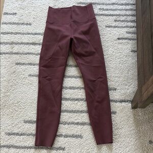 Vuori Women's Leggings in Burgundy